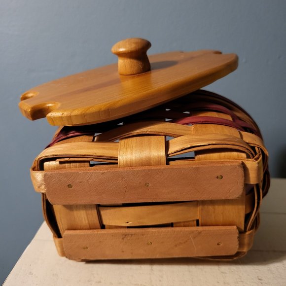 Small Split Reed Woven @ Handle Basket w/Fitted Lid in Red & Natural 4"x6"x3.5" - Picture 6 of 6